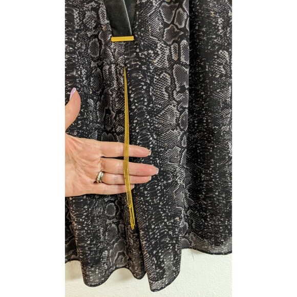 Women's T Tahari V-Neck Snake Print Sleeveless Gold Chain Accent Blouse Small - Picture 4 of 12